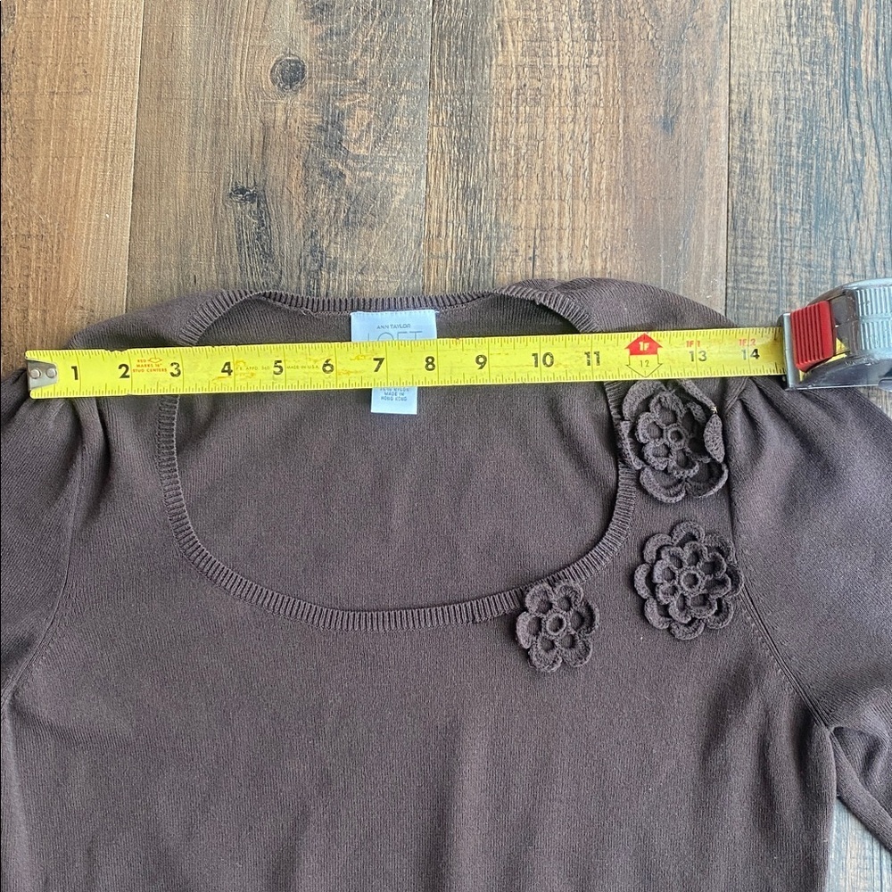 ❤️LOFT Chocolate Knit Top with Floral Details - Picture 10 of 11